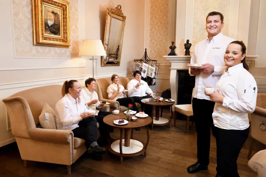 Personel w hotelu Łomnica