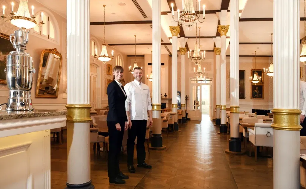 Personel w kawiarni w hotelu Łomnica w Tatrach Wysokich