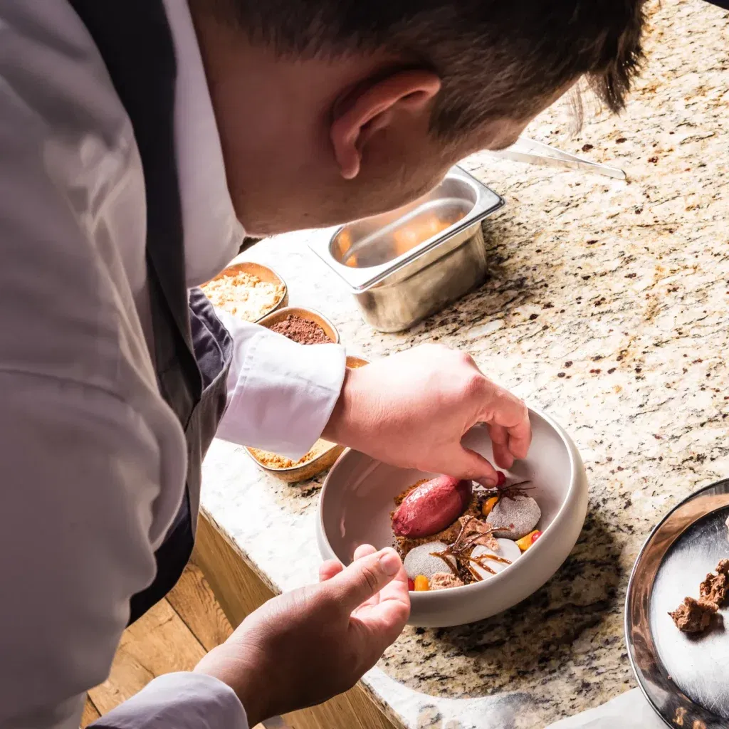 Pastry Chef Jozef Brudňák: Futbalový brankár, ktorý vymenil trávnik za kuchyňu v Hoteli Lomnica Príprava jedla v Hoteli Lomnica vo Vysokých Tatrách