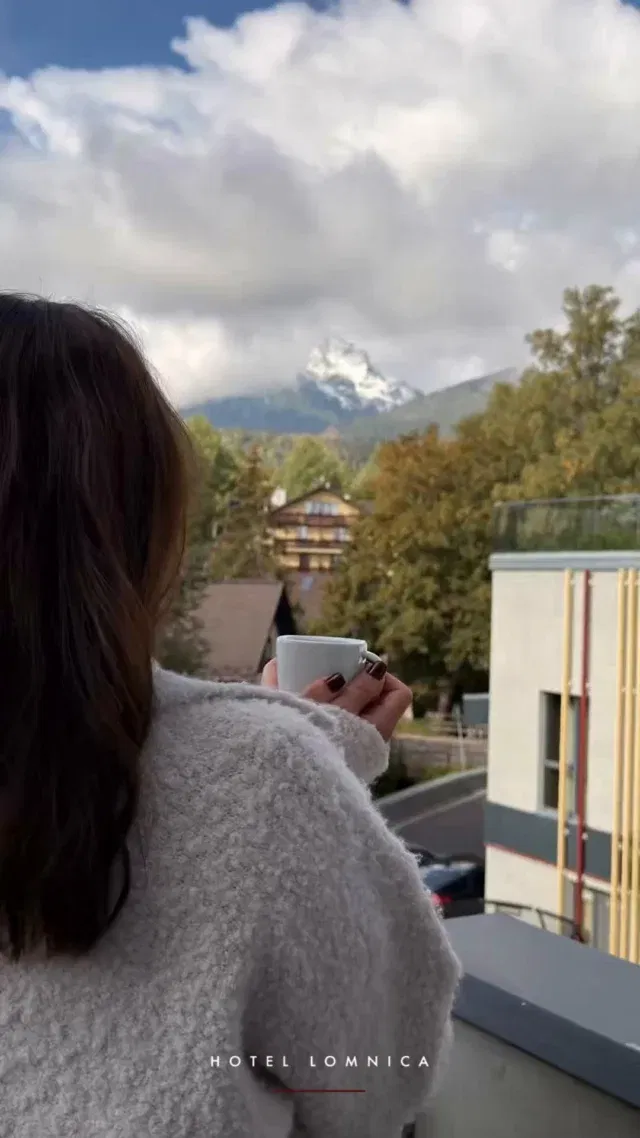 Čo ak by vaše popoludnie vyzeralo presne takto? Čerstvo pripravená káva.Starostlivosť, ktorú si zaslúžite. A pred vami Tatry posiate prvým snehom. ✨ Vyberte si svoj termín. O zvyšok sa postaráme my. Navyše teraz môžete využiť našu jesennú ponuku a získate 30 % zľavu pri pobyte s polpenziou na 3 a viac nocí (link v BIO). #hightatras #tatranskalomnica #hotellomnica #oddychvtatrach #jesenvtatrach #restaurantsissi #kaviarenmozart #wellnessvaleria #kavasvyhladom