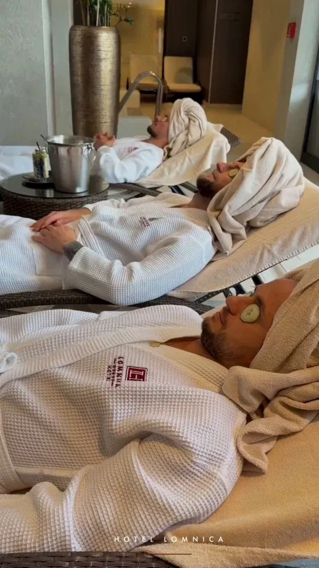 Na ihrisku súperia o góly, ale u nás sa súperilo o najlepší záber na kameru. 🎬 A keďže nie vždy to vyšlo na prvý pokus, pozrite si zostrih našich zákulisných záberov. 😅A kto vie? Možno nabudúce prídete do Hotela Lomnica načerpať energiu, tak ako naši reprezentanti, aj vy. 😉Rezervujte si svoj pobyt už dnes (link v BIO). #hightatras #tatranskalomnica #hotellomnica #restaurantsissi #kaviarenmozart #casprevas #oddychvtatrach #sfz #liganarodov #vtipnezabery