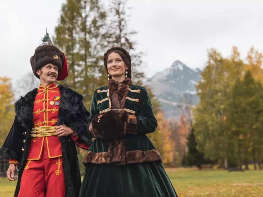 Pár v historickom oblečení v Hoteli Lomnica
