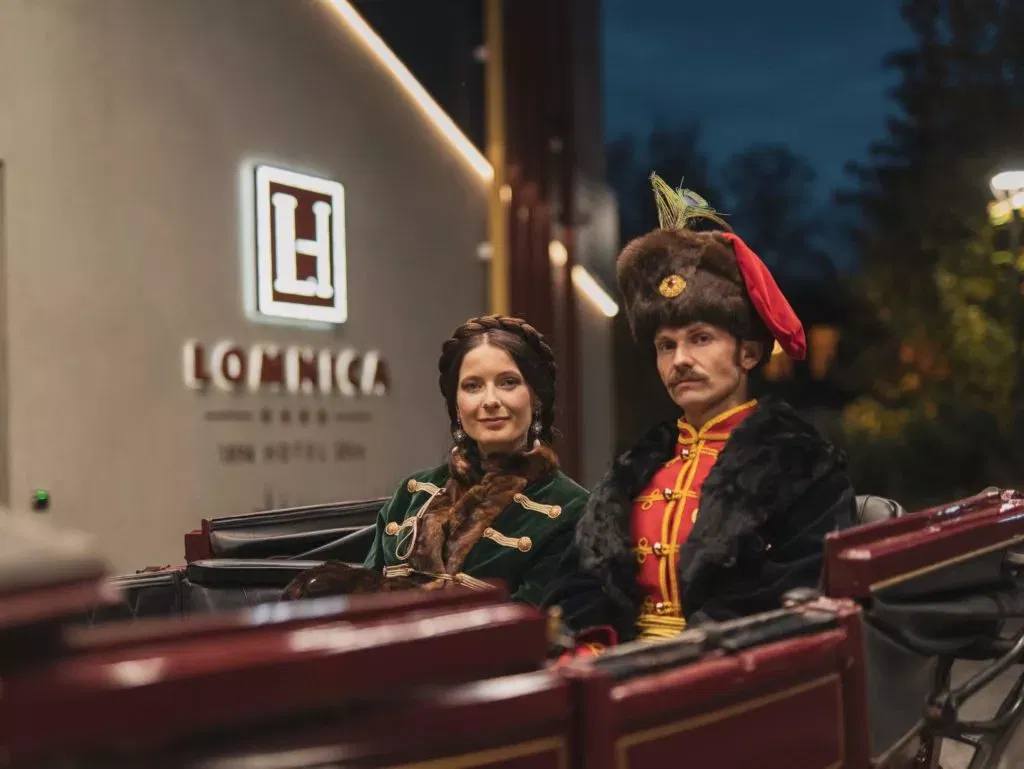 Pár v historickom oblečení v Hoteli Lomnica