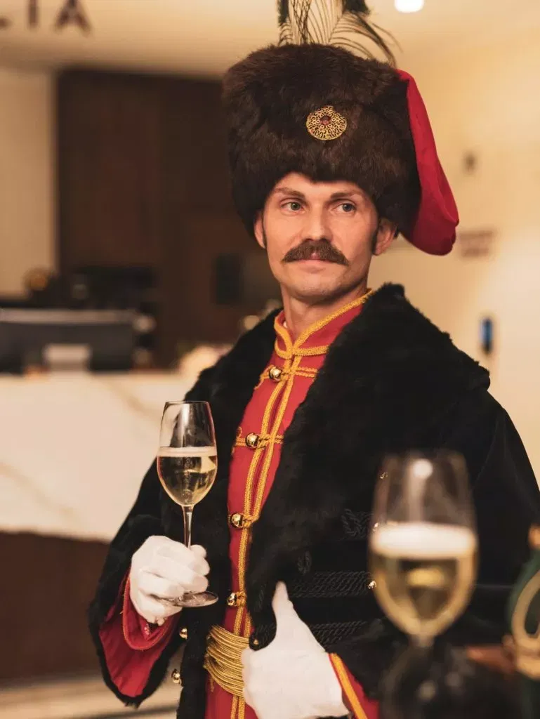 Muž v historickom oblečení v Hoteli Lomnica