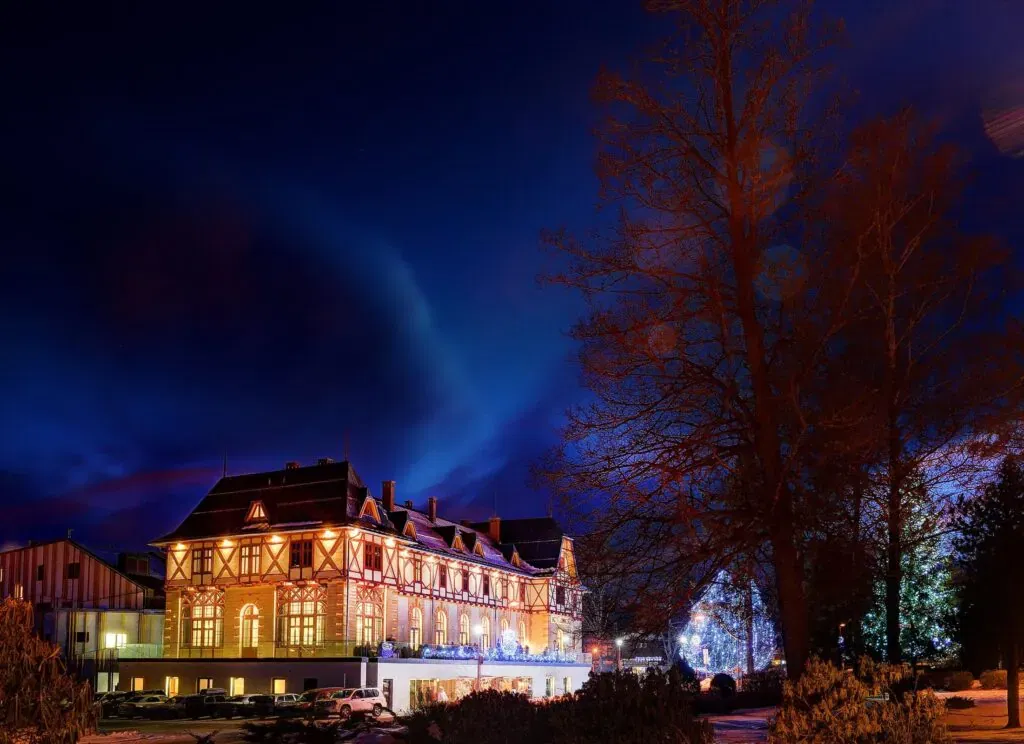 Silvester v Tatrách bez stresu: Ako si ho užiť naplno Osvetlený hotel v zimnej krajine