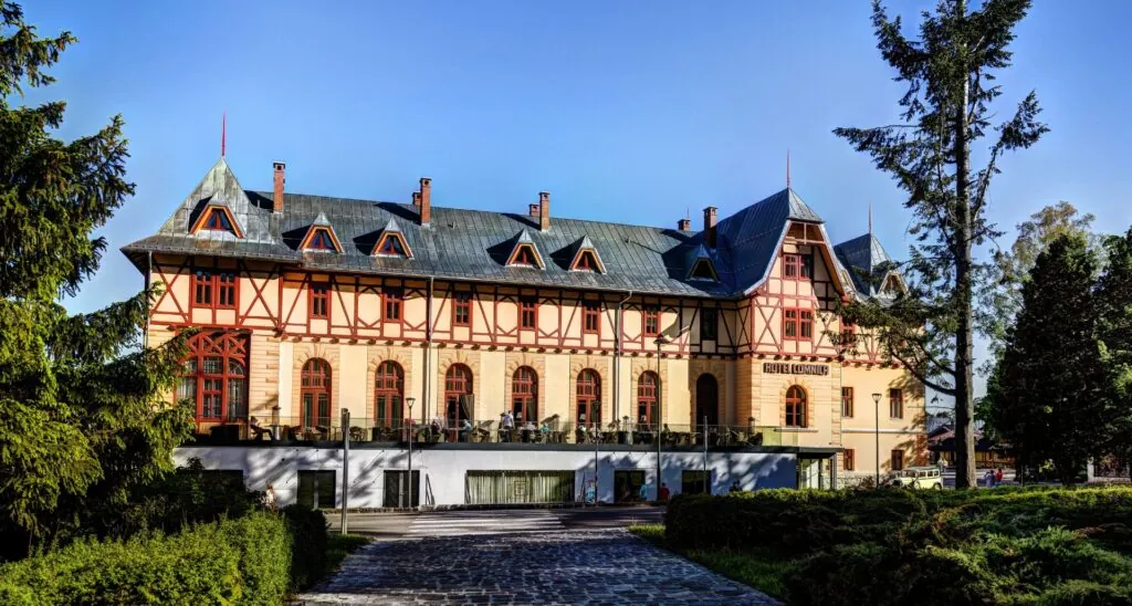 Kongresový hotel vo Vysokých Tatrách Historická budova s terasou