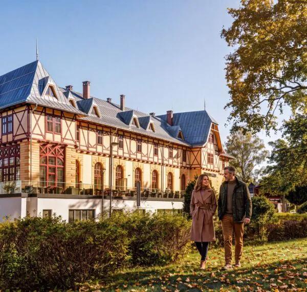 Jeseň v Hoteli Lomnica Hotel Lomnica na jeseň s farebnými stromami